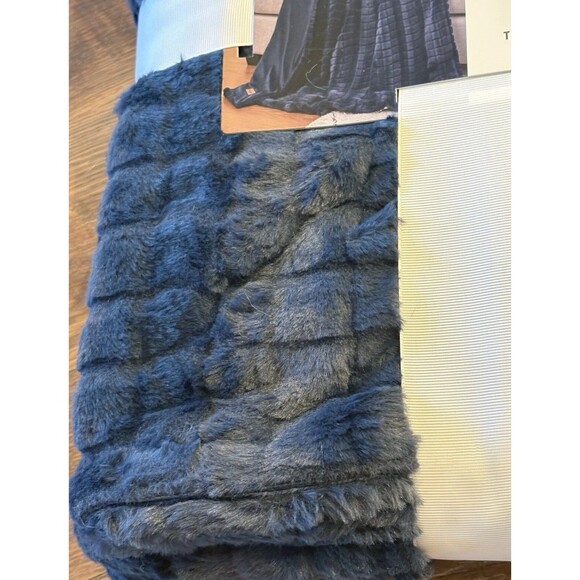 NEW Koolaburra By Ugg Chloe Faux Fur Throw Blanket 50” x 70” Navy Blue - Picture 5 of 6
